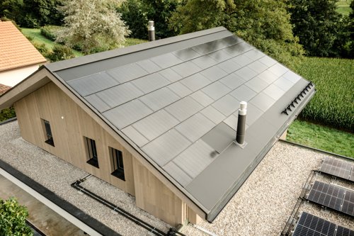 toiture-pvt-integrale-avec-joints-verticaux-decales